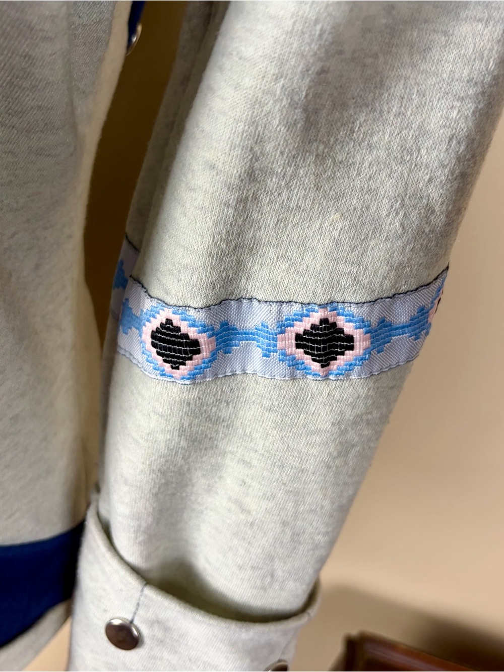 Assassin’s Creed unisex grey cosplay hoodie with embroidered details Teen 8-10 - Picture 7 of 9